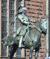 eine von zwei gut gersteten Reiterfiguren vor dem Rathaus