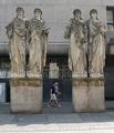 Figurentheater vor der Deutschen Oper