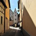 Schmales Haus am Ende einer engen Gasse