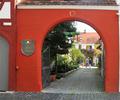 farbenfroher Eingang zum Hof des Malermeisters