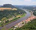: Blick auf die Elbe mit dem Stdtchen Knigstein und dem Lilienstein,