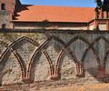 Mauer vor der Dorfkirche