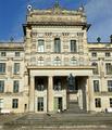Denkmal vor dem Schloss