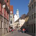 Turm der Kreuzherrenkirche im Hintergrund