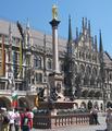 Der Marienplatz ist Mittelpunkt der Stadt mit der Mariensule von 1638.