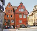 Am Marktplatz neben dem Rathaus 