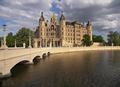 Die Schlossstrae fhrt ber diese Brcke bis an das Tor des Schlosses.