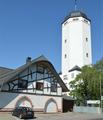 Wasserturm hinter interessantem Haus 