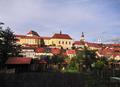 Blick ber den von Grten gesumten Rosenbach zum Schloss,