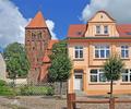 Kirche und Wohnhaus.